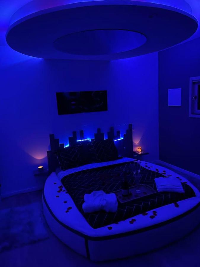 Love Room Gemozac Экстерьер фото