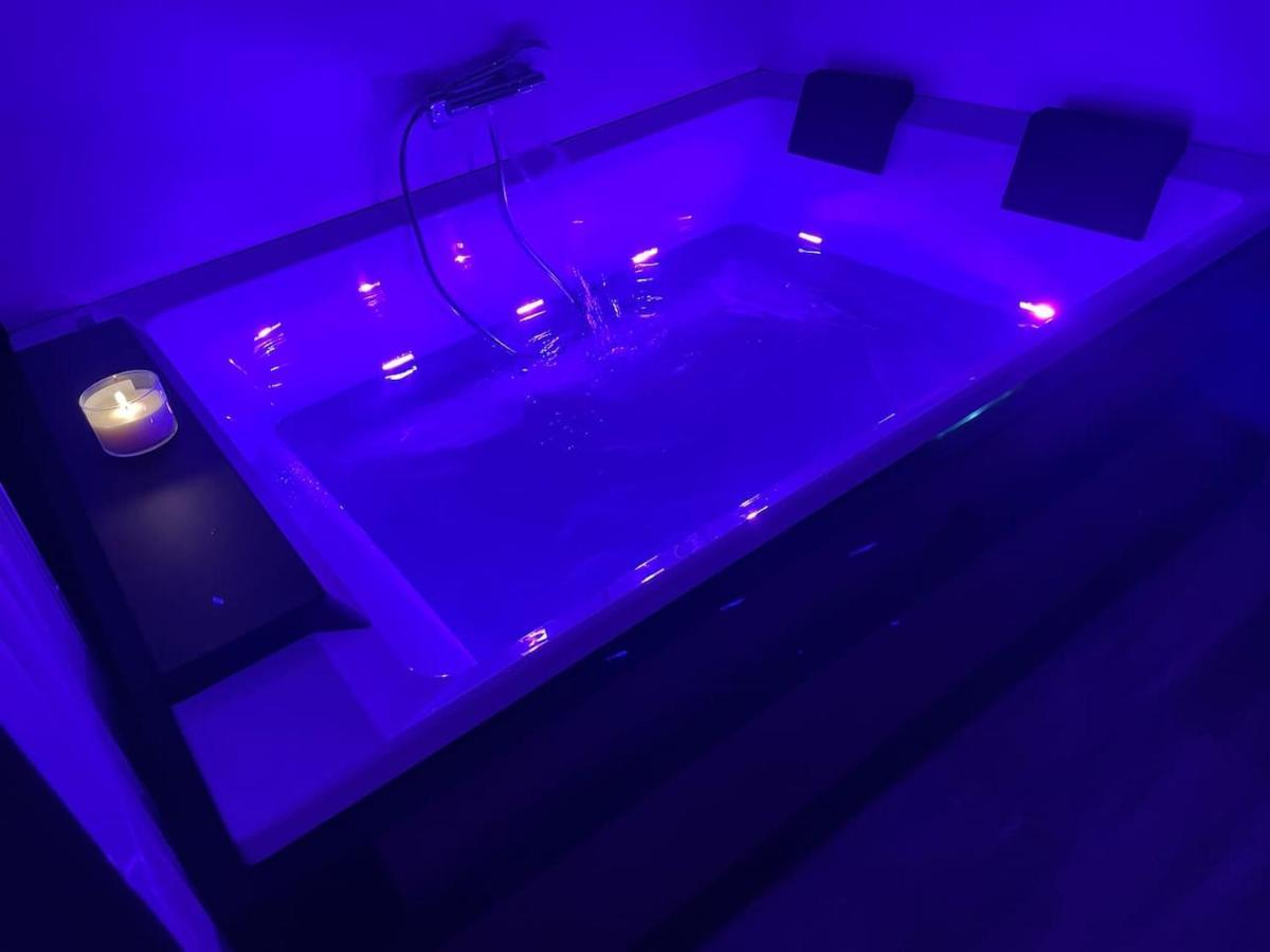 Love Room Gemozac Экстерьер фото
