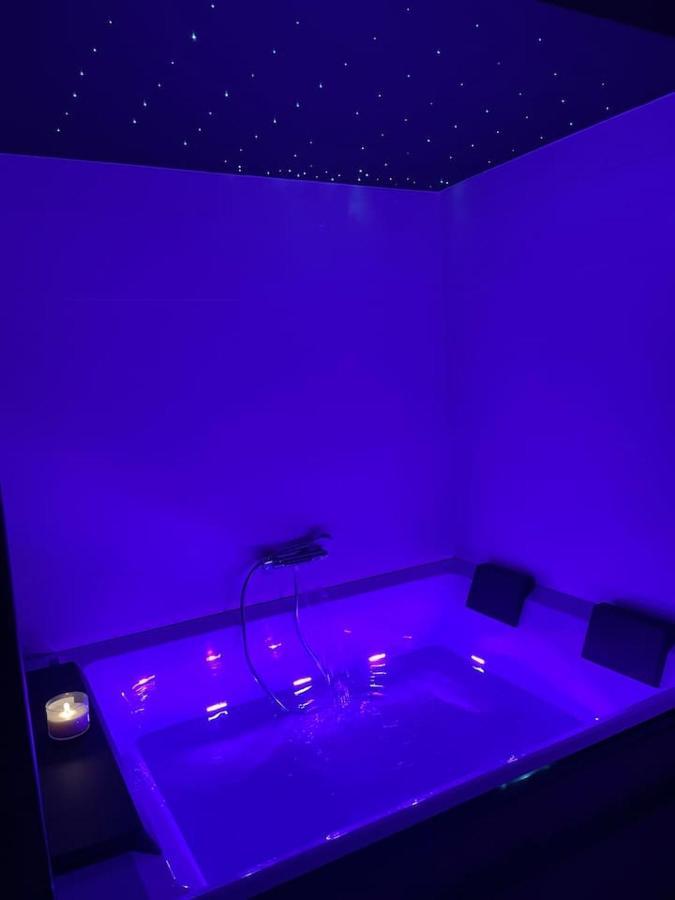 Love Room Gemozac Экстерьер фото