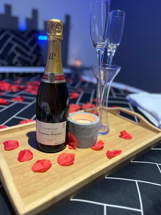 Love Room Gemozac Экстерьер фото